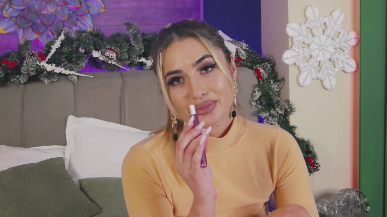 LoraDevine's Streamate show and profile