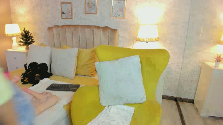 MoulinLamour's Streamate show and profile