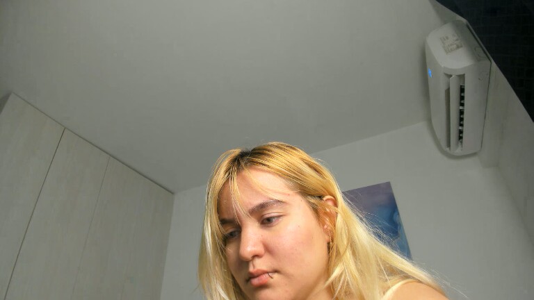 SkyLumen's Streamate show and profile