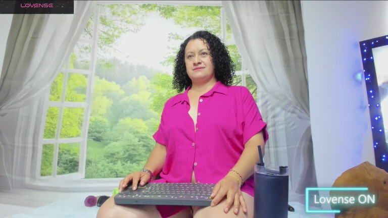 nikol32's Streamate show and profile