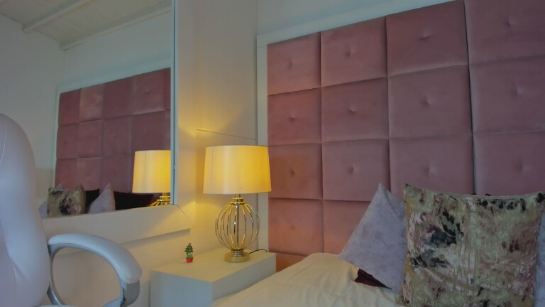 hollyBrisstol90's Streamate show and profile