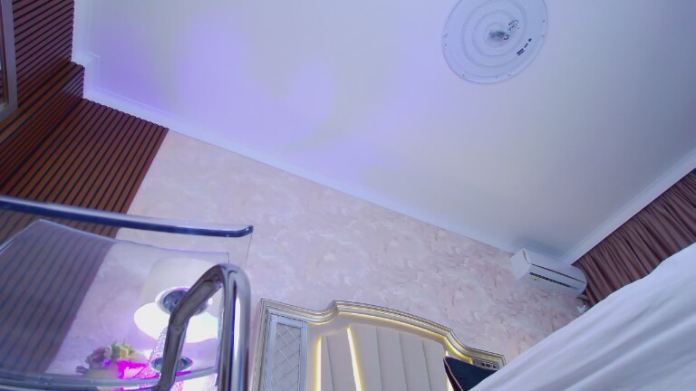 Issadorra's Streamate show and profile