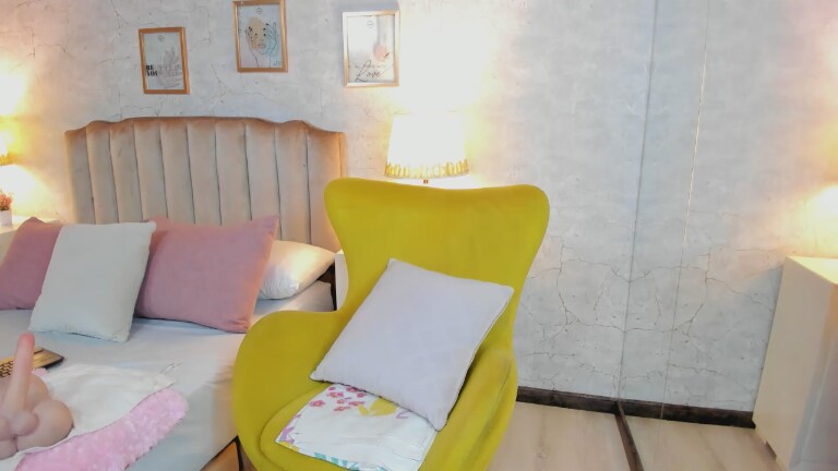 MoulinLamour's Streamate show and profile