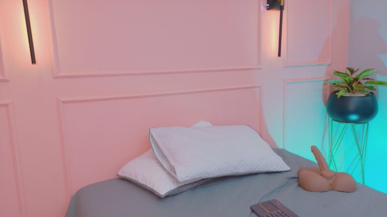 littleezoee's Streamate show and profile